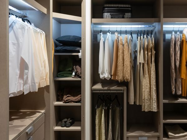 Osvětlení ve vestavěné skříni: LED pásky, bodovky a senzory